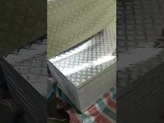 ASTM 5056 grabó en relieve la anchura a cuadros de aluminio superficial de la placa 500m m para las escaleras